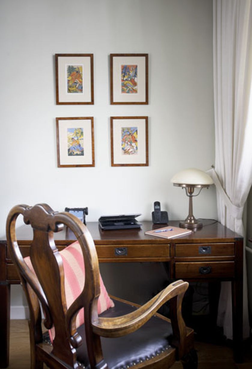 Dobra sztuka, ciut art déco i perełki z antykwariatów. Mieszkanie z klimatem w centrum Warszawy.