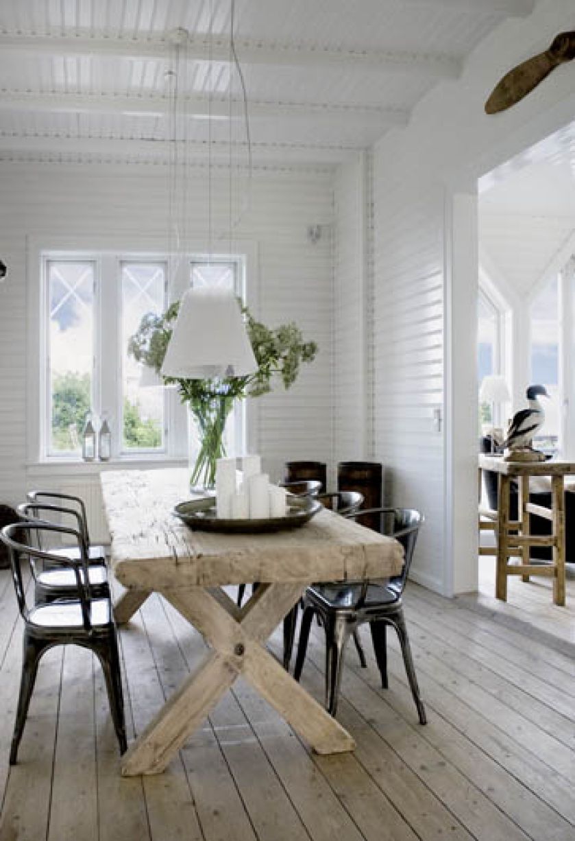 Drewniany stół przyjechał aż z Chin. Thomas znalazł go w sklepie Rosmosegard.