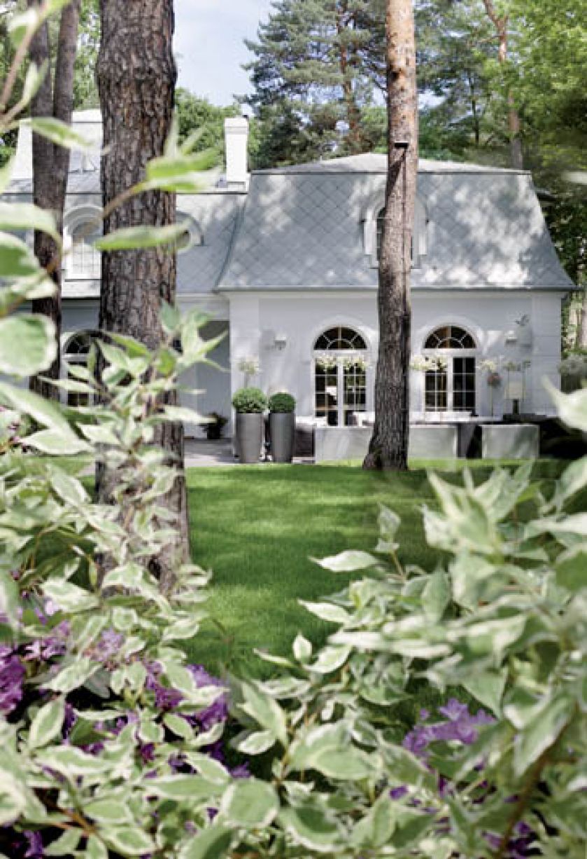 Gąszcz przypadkowych krzaków i wysokich traw ogrodnicy zmienili w piękny ogród. Choć nie do końca angielski ? bo nie