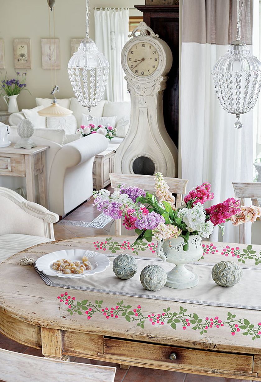 Białe wnętrze i owocowe kolory: letnia stylizacja nie tylko na lato.