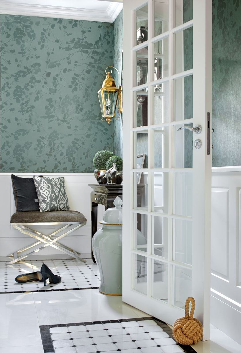 Tapeta marki Flugger z wzorem liści brzozy nie jest przypadkowa – pasuje do drzew, które widać za oknem. Siedzisko,