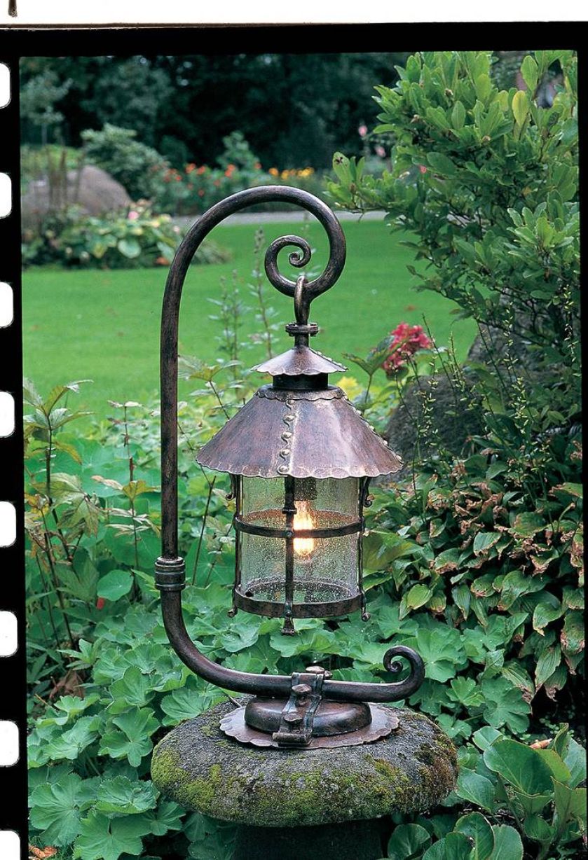 Lampa firmy Robers. Ręcznie kute lampy do ogrodu