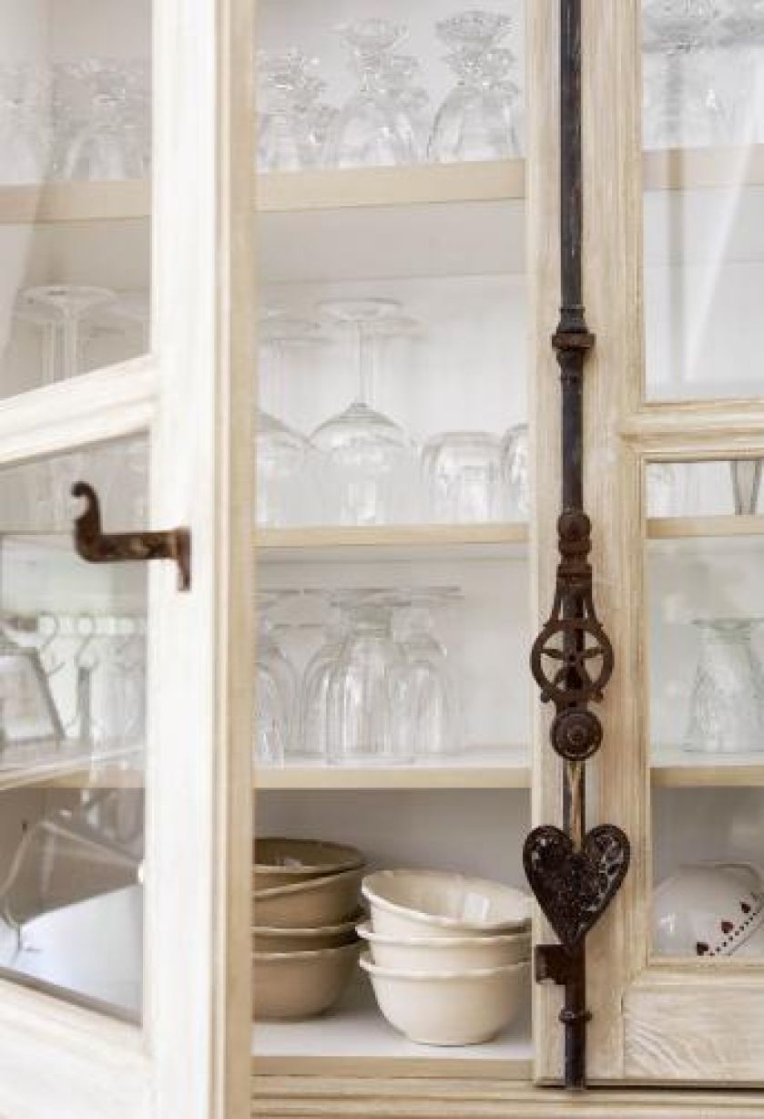 Podglądamy, jak projektantka urządziła się w starej farmie na południu Francji.