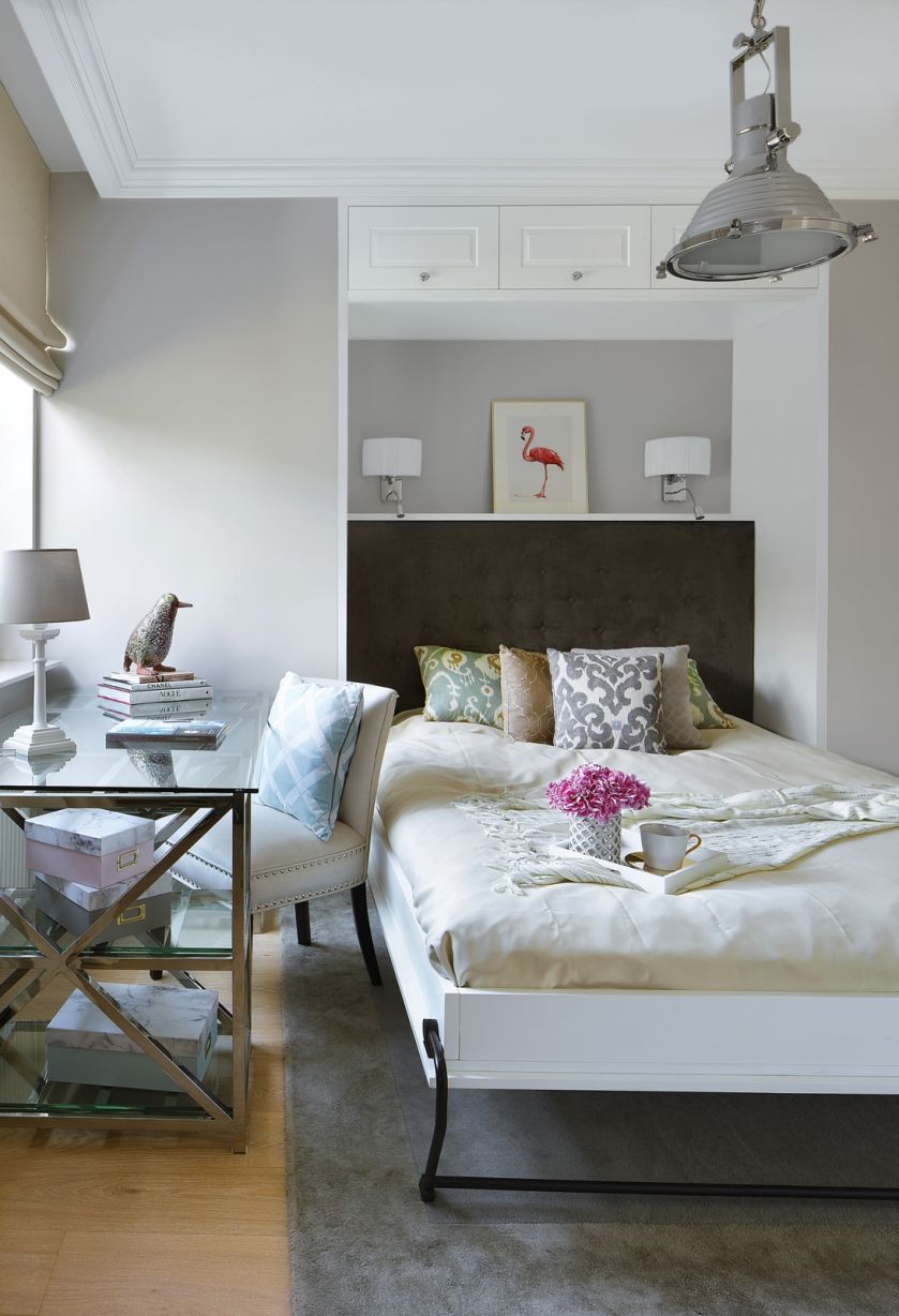 Sprytne rozwiązanie do pokoju, w którym nie ma za wiele miejsca – łóżko chowane w szafie. Wystarczy przypiąć pościel