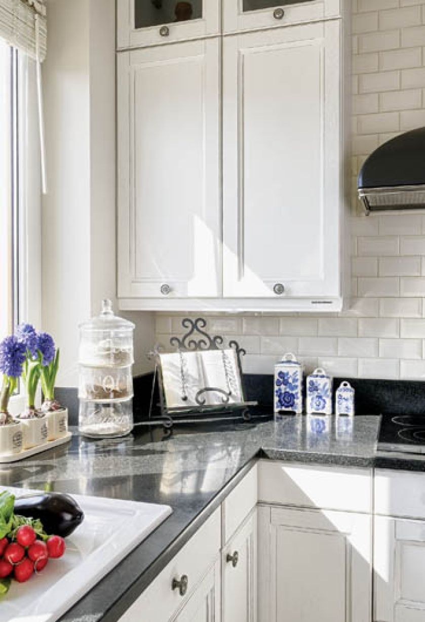 Biało-czarna, z czarnym kamieniem na blatach, symetryczna, do samego sufitu.