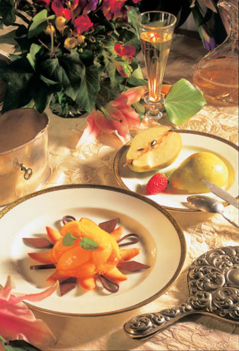 Brzoskwinie w galaretce z ziołowym likierem.