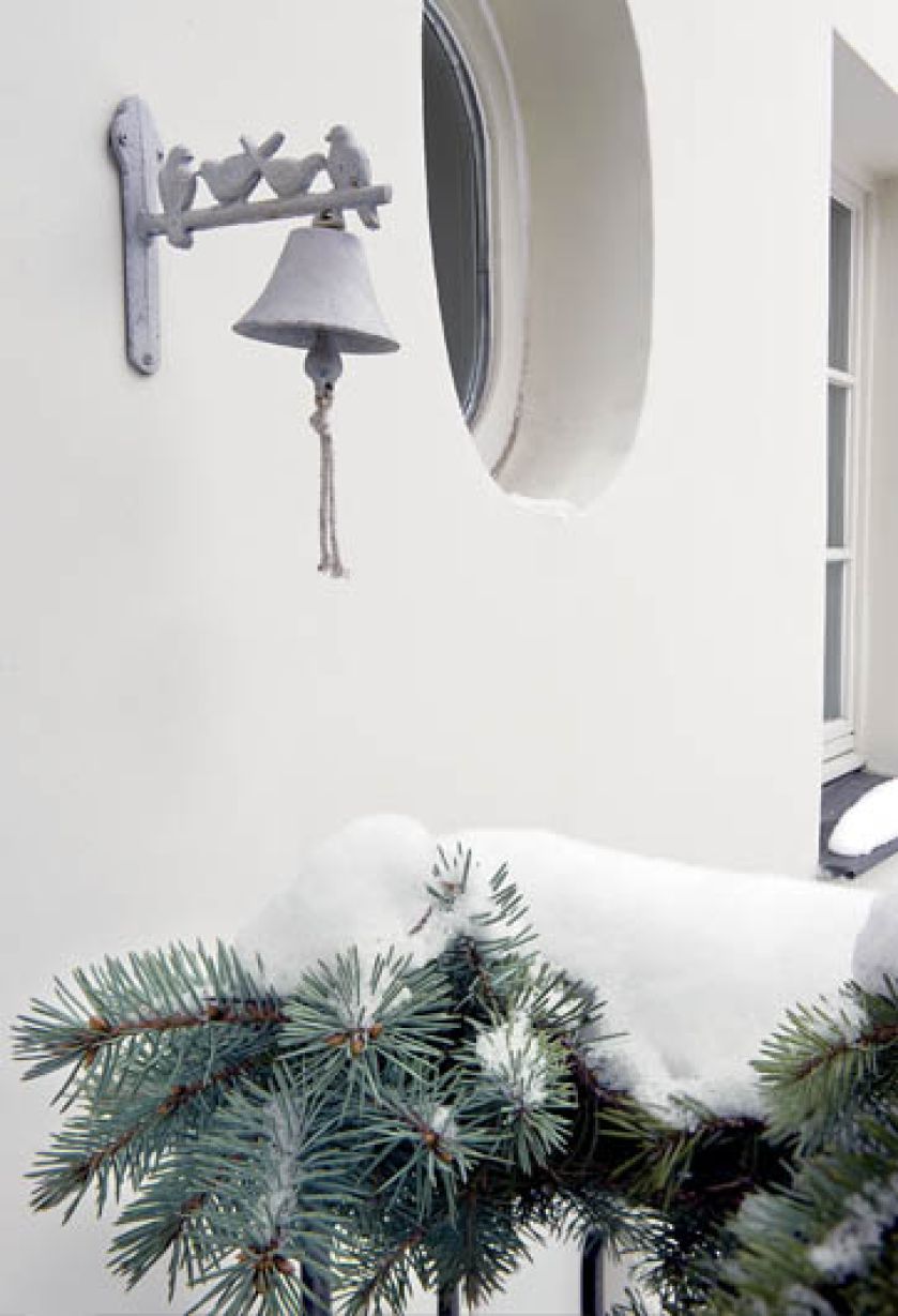 Dom z lat 50. stoi przy cichej małej uliczce na Mokotowie.