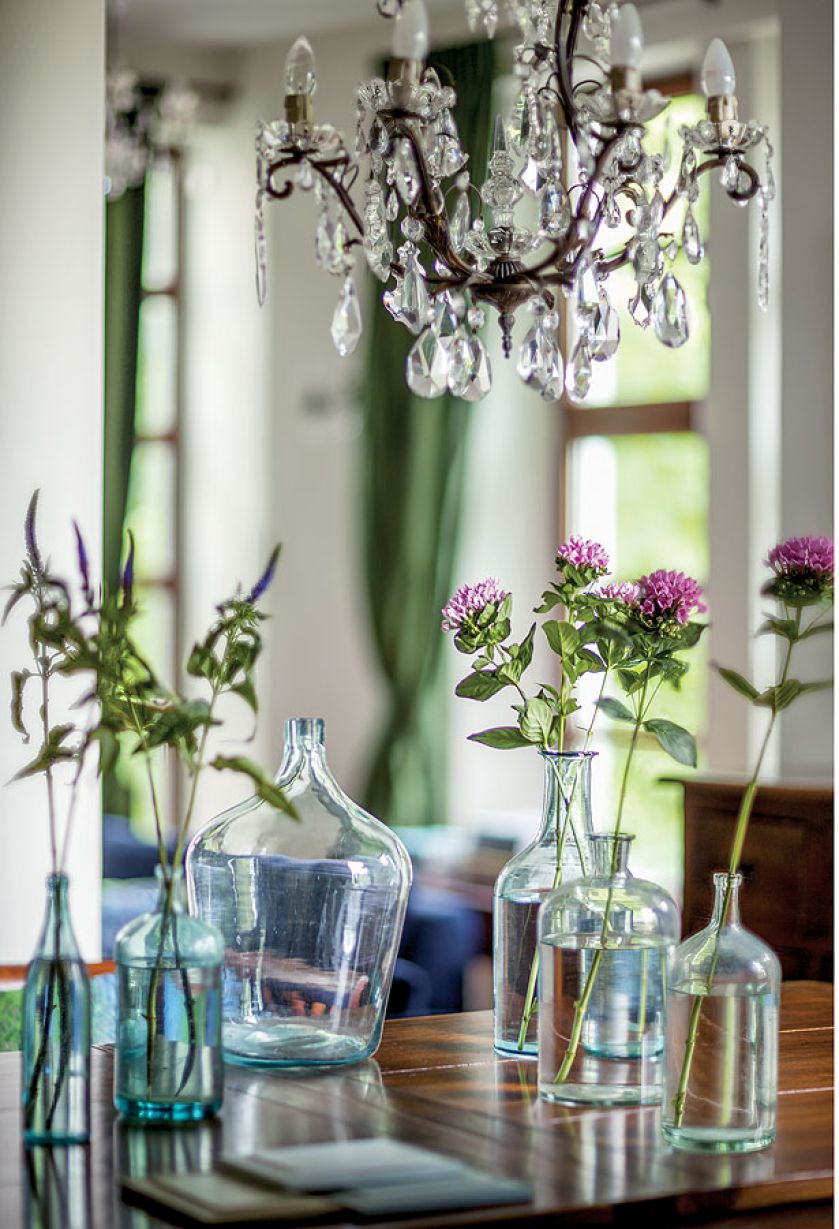 Gąsiory z lanego szkła. Willa pełna zieleni, indygo i granatu