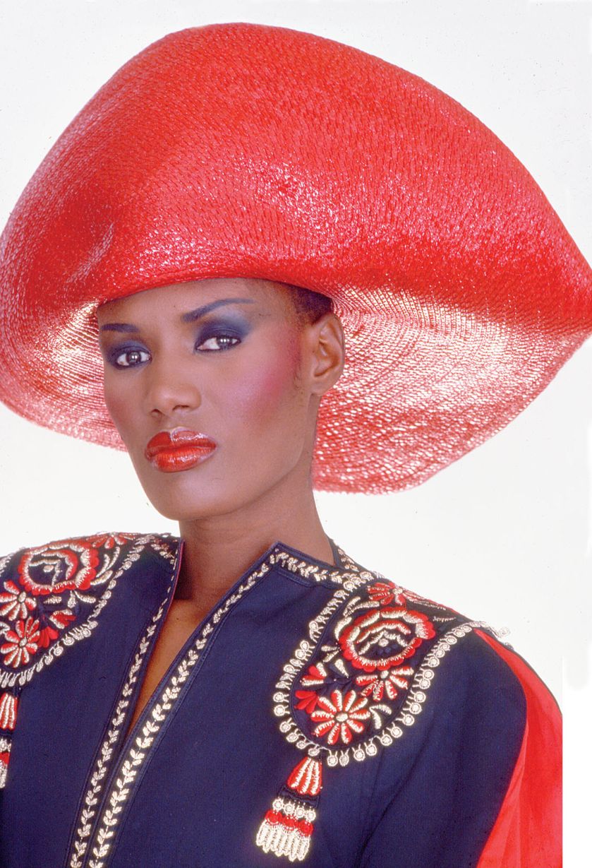 Piosenkarka i aktorka Grace Jones. Historia mody: kapelusz słomkowy