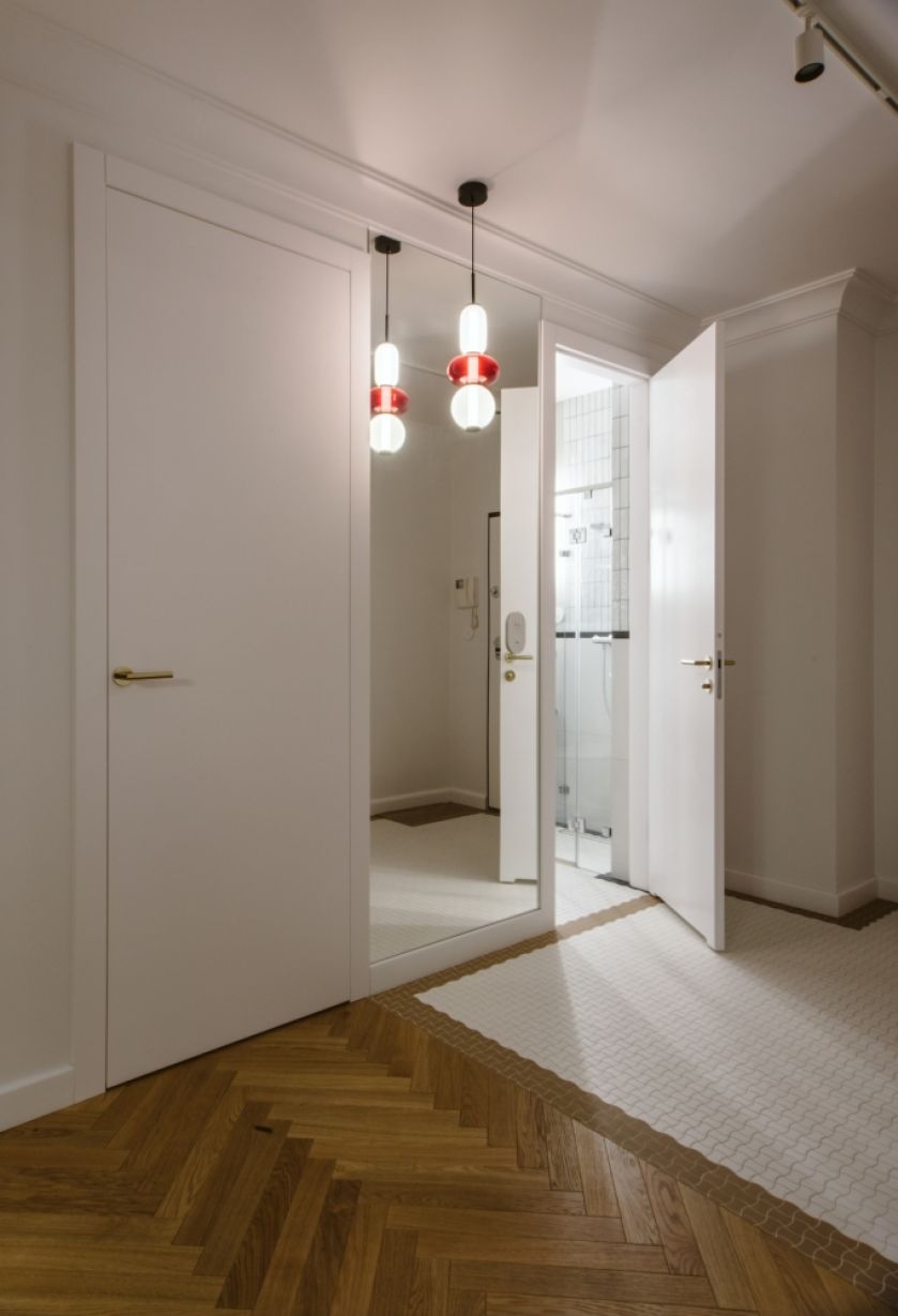 gorseciki i parkiet na podłodze w przedpokoju