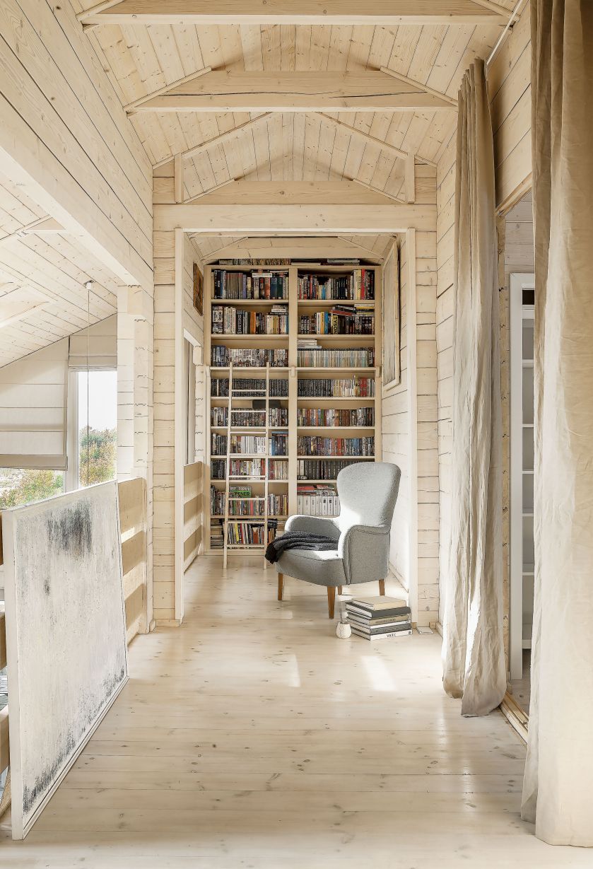 Na antresoli zalany światłem kącik do czytania. Wchodzimy z niego do sypialni i pokoi dzieci.