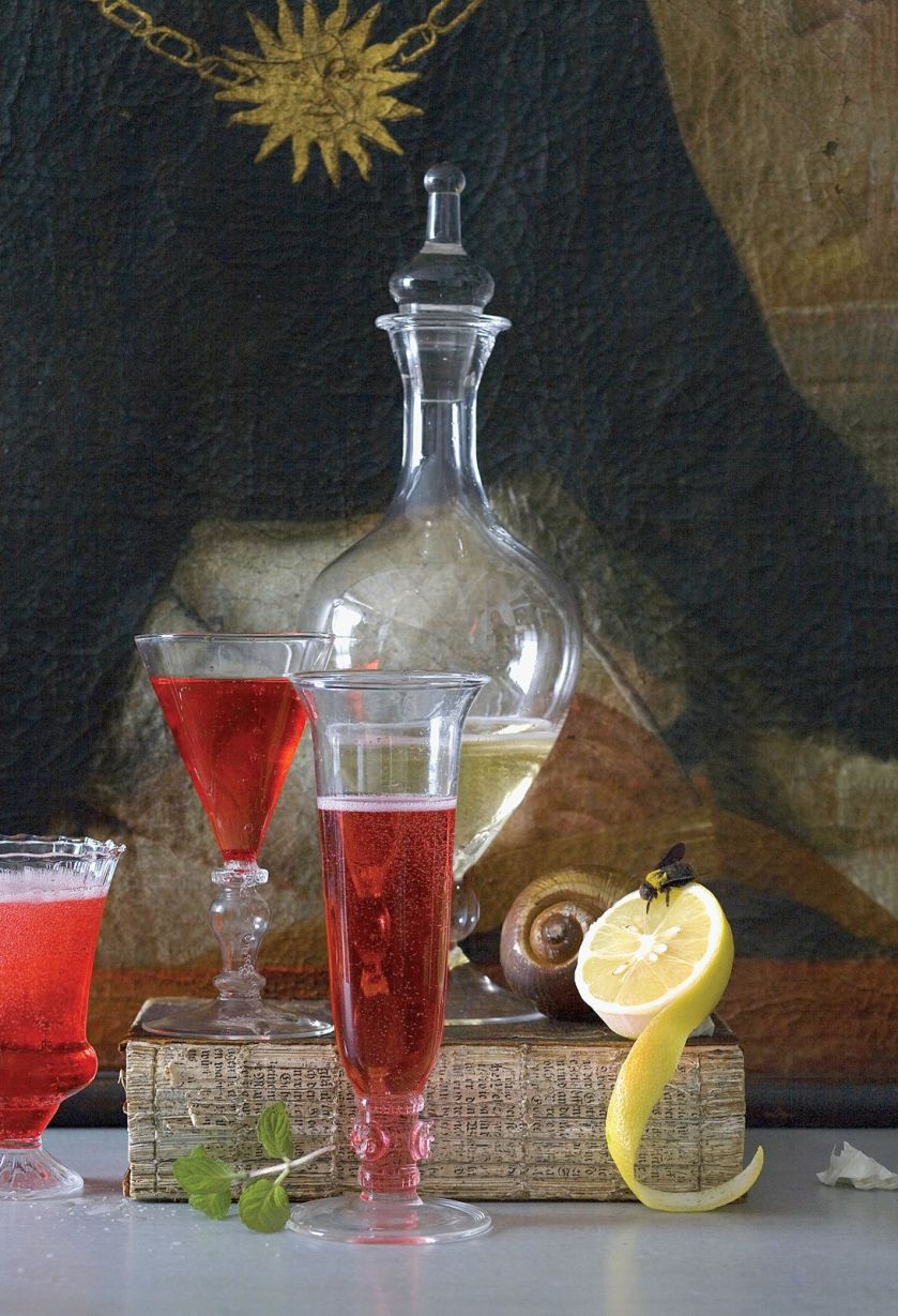 Koktajl z szampanem i granatem. Romantyczna kolacja dla dwojga: dania z owocem granatu