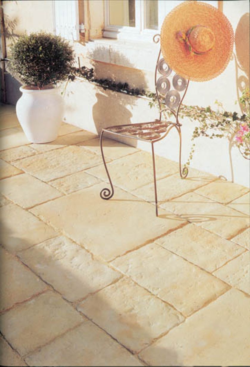 Wejście do domu ułożono z piaskowych płyt Bradstone Old Town. SEMMELROCK