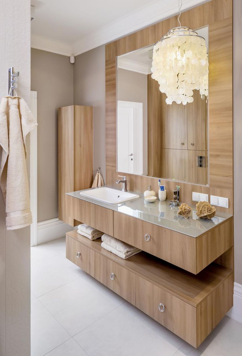 Łazienka została powiększona kosztem garderoby. Meble – pokryte wodoodpornym laminatem – są zrobione na wymiar.