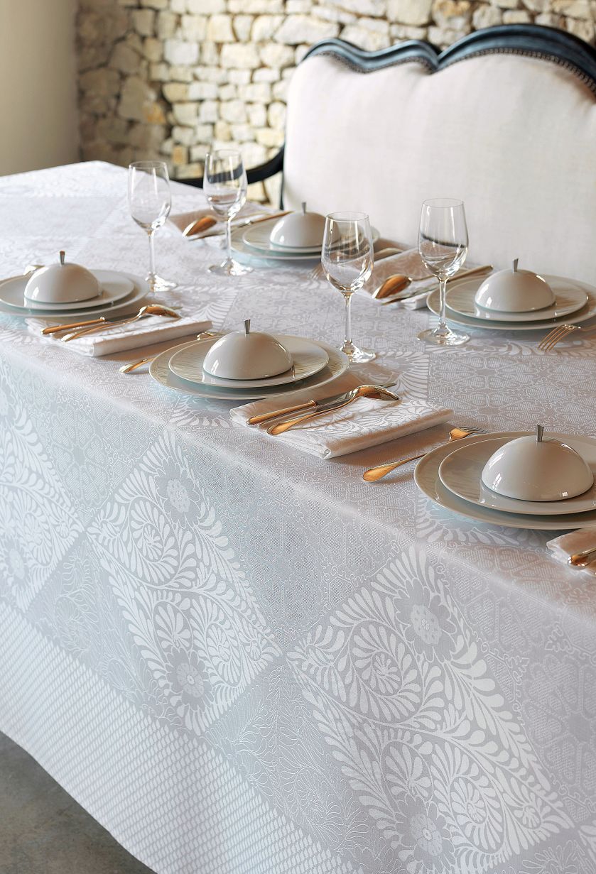 Bez obrusa nie obejdzie się elegancka kolacja. Z nim zwyczajne śniadanie też będzie smakować inaczej.