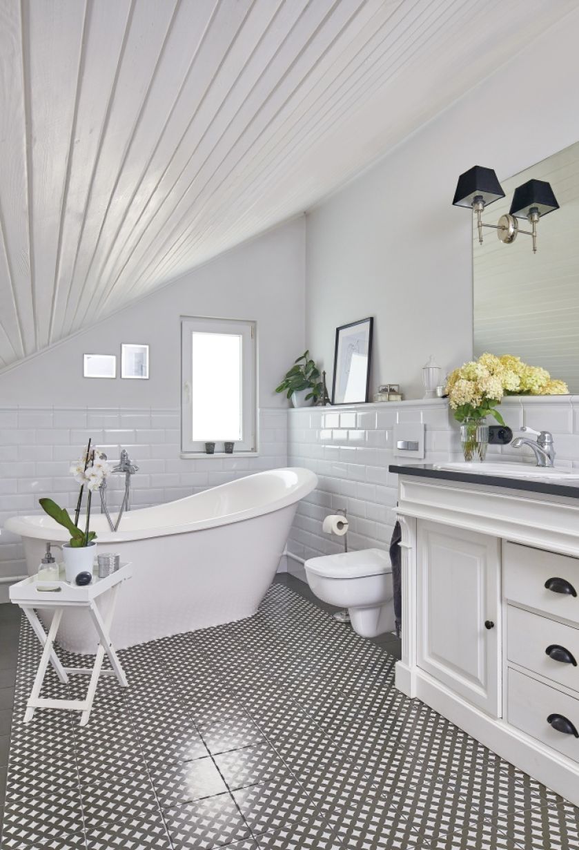 biała łazienka na poddaszu ze skosami