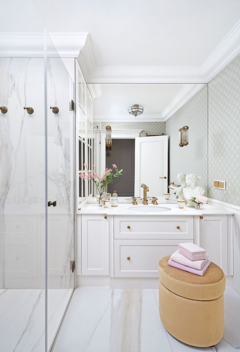 biała łazienka ze złotymi dodatkami