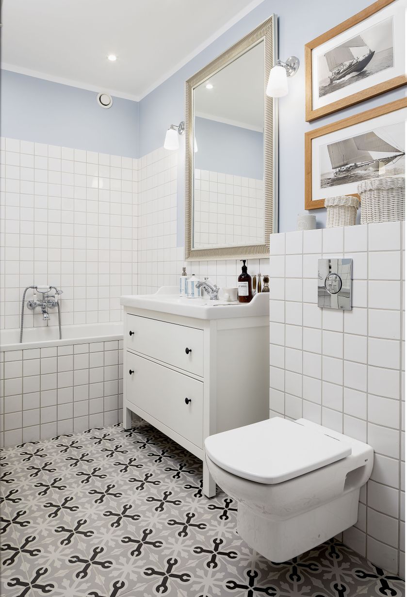 biała łazienka w stylu nadmorskim