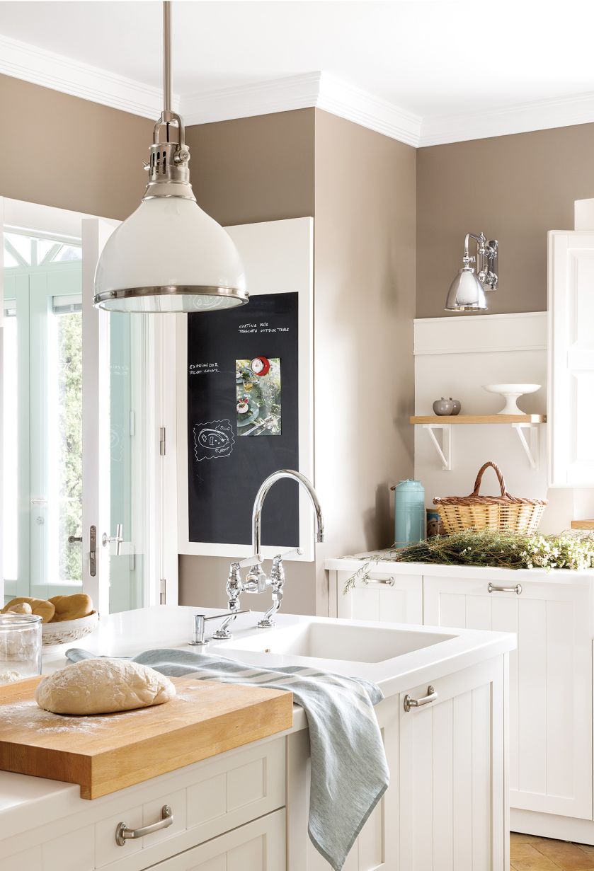 Biała kuchnia z pastelowymi ścianami