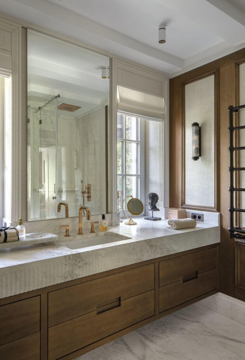 luksusowa łazienka z drewnem i złotymi dodatkami