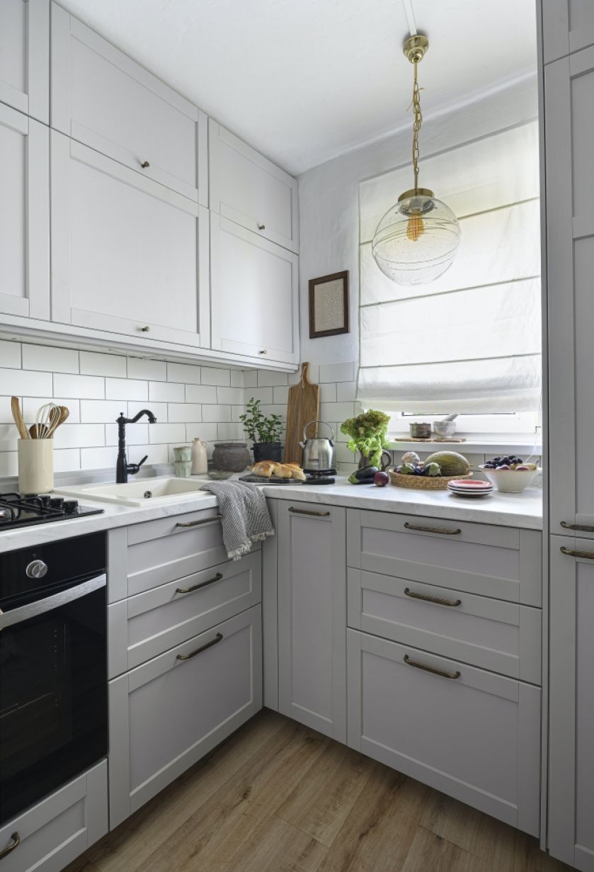 styl farmhouse w małej kuchni w bloku