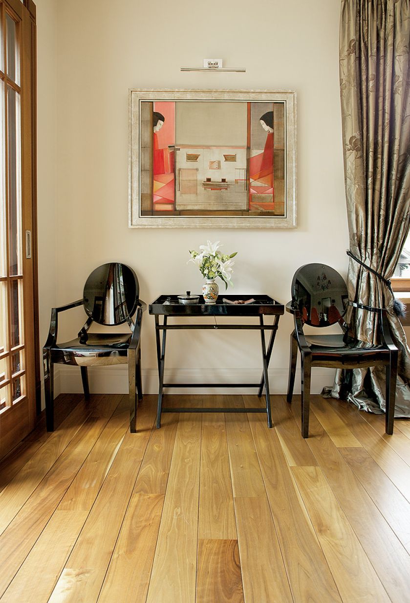 Najdłużej wyczekiwany obraz Sylwii Szafert, a pod nim zaprojektowany przez właścicielkę stolik pokryty laką i