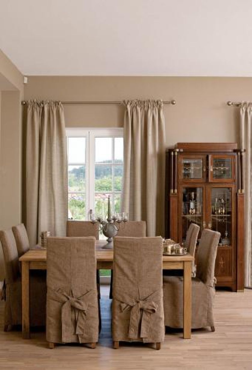 W jadalni stoi zdobiona witryna. Dom gościnny