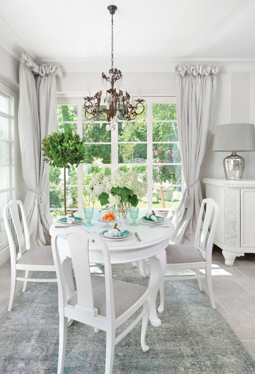 Dębowy, pomalowany na biało stół to pamiątka po babci Stasi. Francuskie szkło i zielona zastawa są ze sklepu LP,