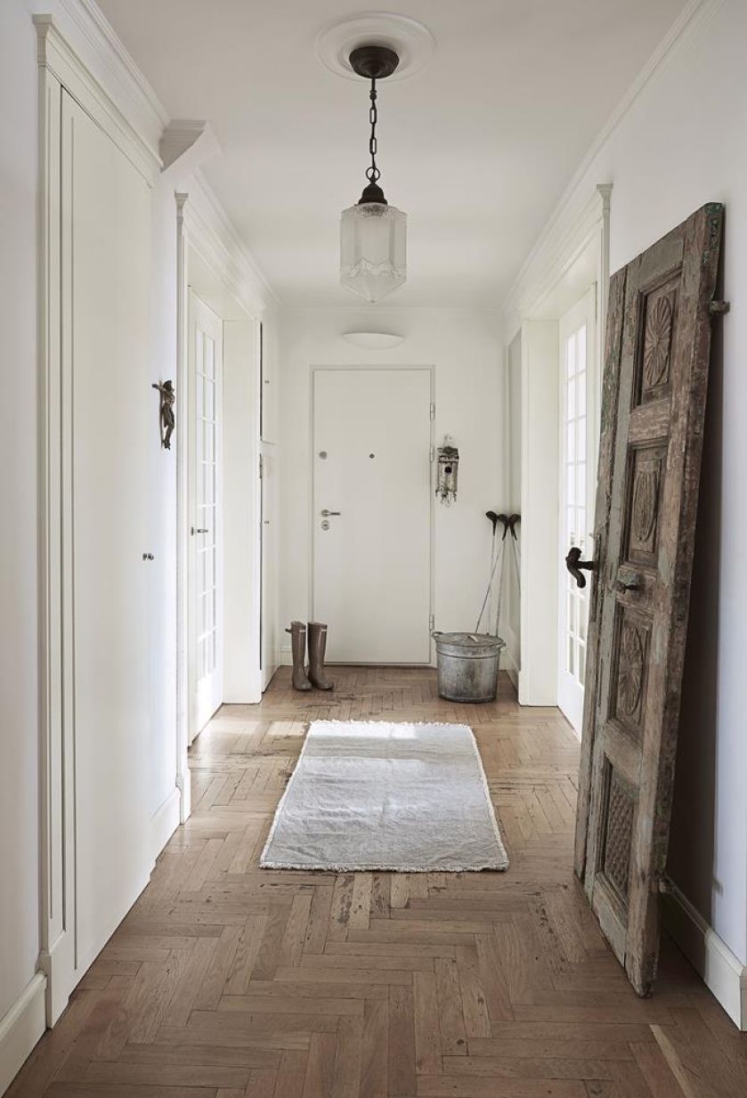 Ćmy z trąbkami, kraby, motyle, wróble mogą zdobić i dom, i wieczorową kreację. Katarzyna Woynowska maluje je jak przed