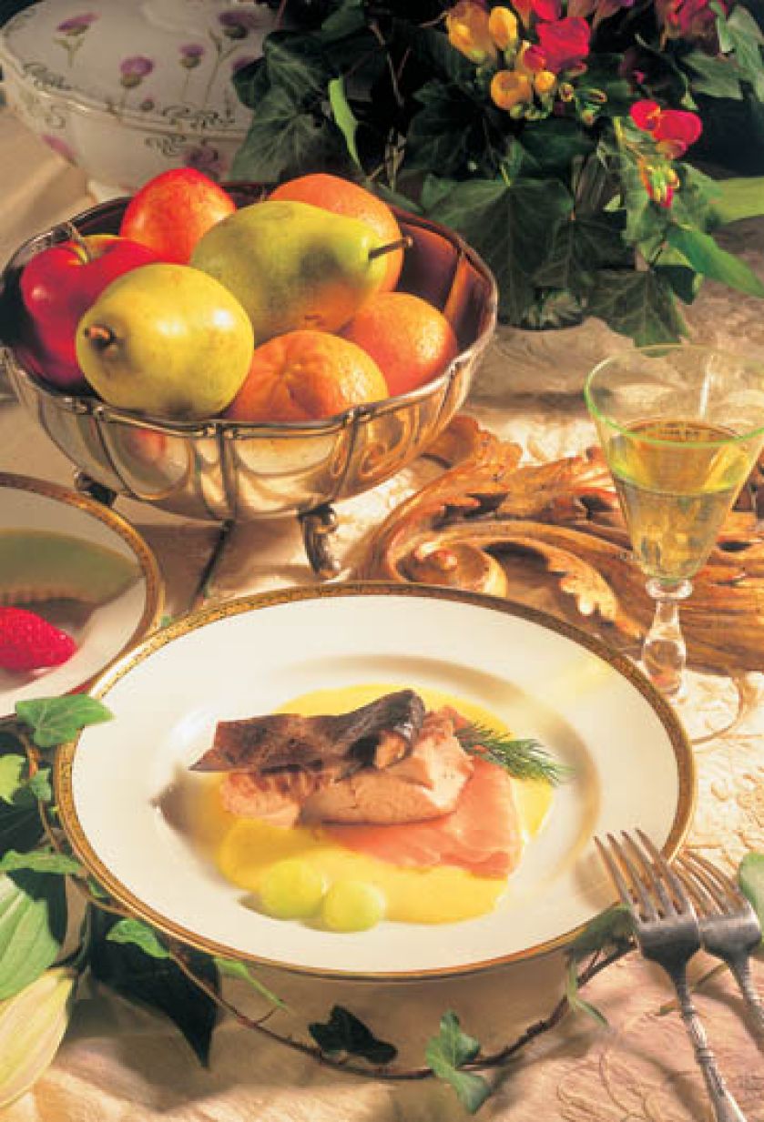 Łosoś gotowany na parze w sosie muślinowym.