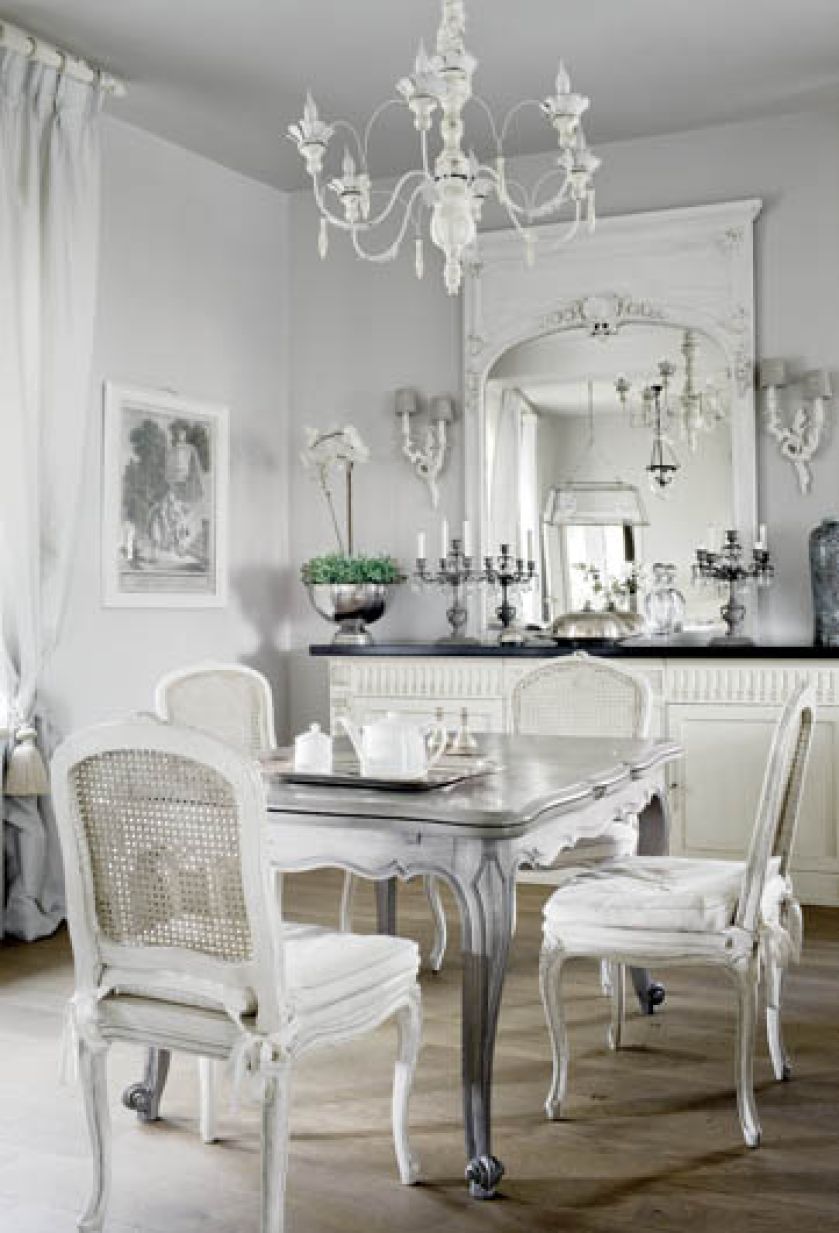 Na pierwszy rzut oka wszystko tonie w bieli, która po chwili okazuje się barwą gołębią, perłoworóżową, złocistą, srebrną.