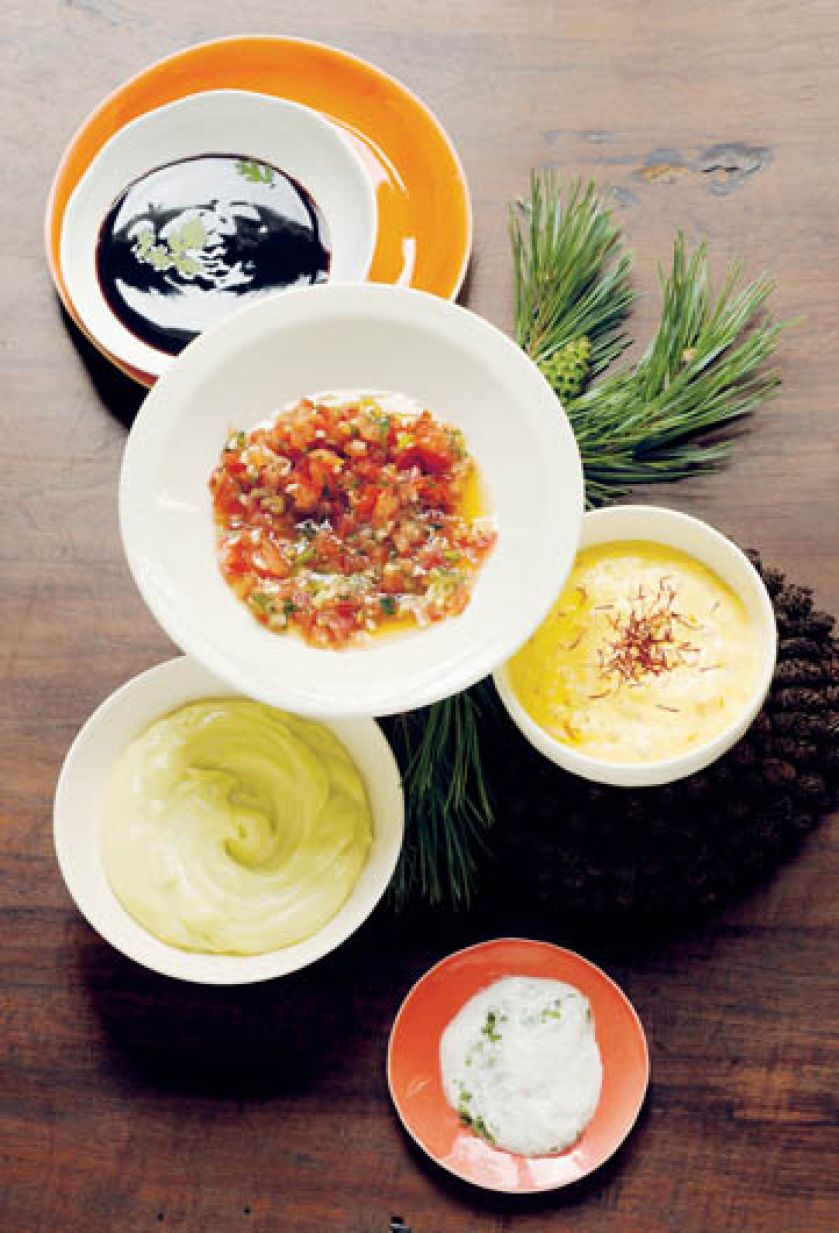 Od lewej: sos hoisin, pomidorwy winegret, zielony majonez, sos paprykowo szafranowy i sos kokosowo-imbirowy.