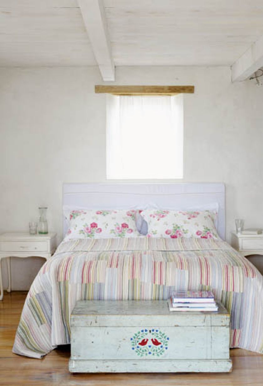 Przecierane meble nabiorą wyrazu, kiedy ozdobimy je malowidłem od szablonu.