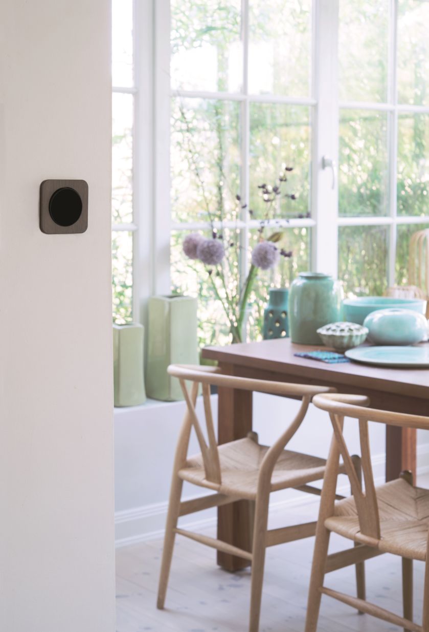 Seria osprzętu Berker R.1. ma kwadratową ramkę o lekko zaokrąglonych konturach oraz okrągły klawisz.