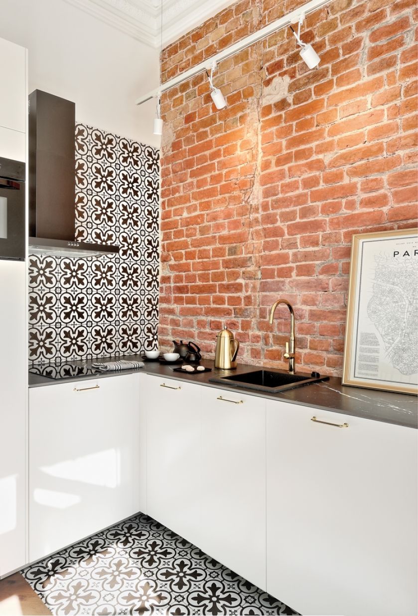 Biel, szmaragd i czerwona cegła w stylowej warszawskiej kawalerce