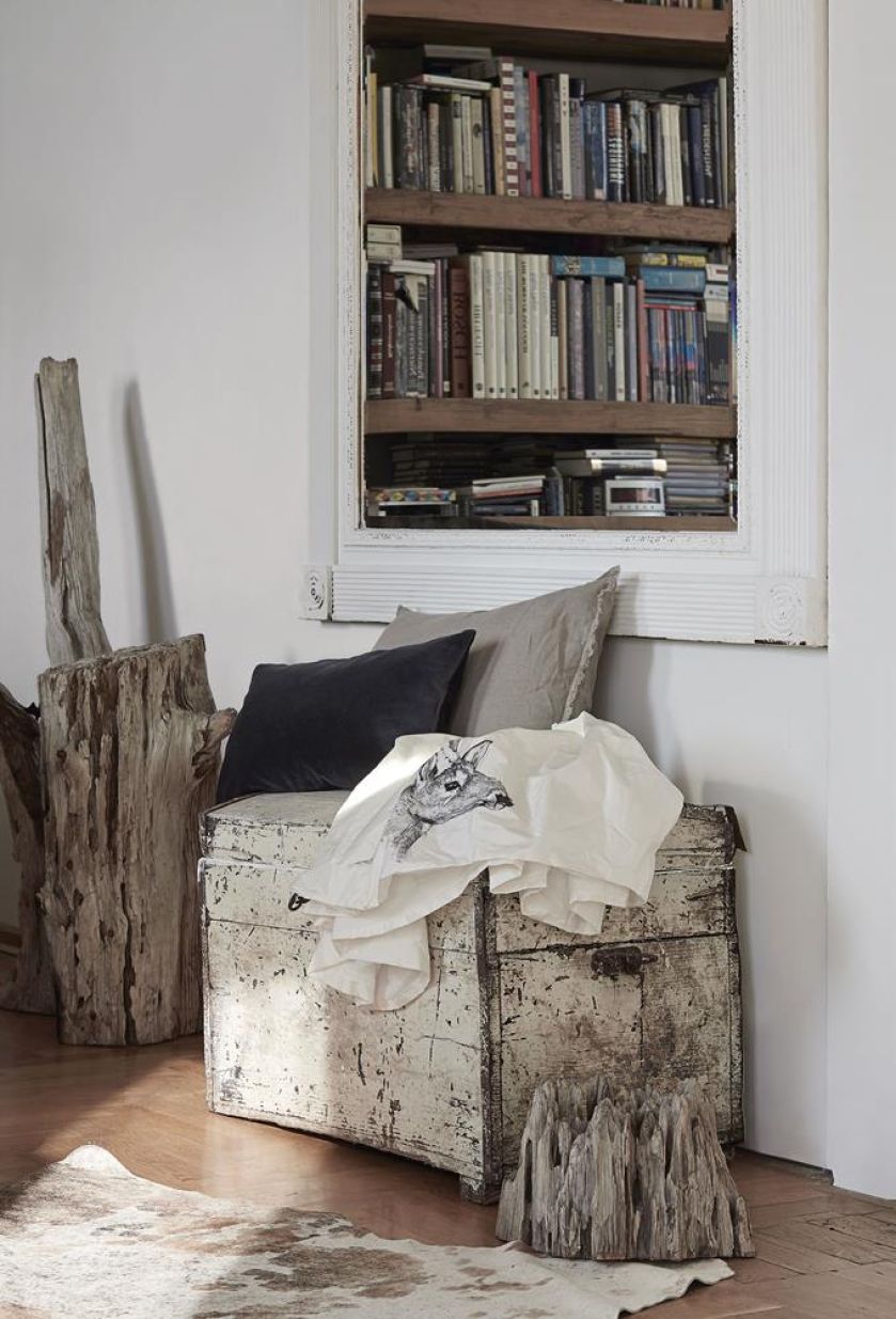 Ćmy z trąbkami, kraby, motyle, wróble mogą zdobić i dom, i wieczorową kreację. Katarzyna Woynowska maluje je jak przed