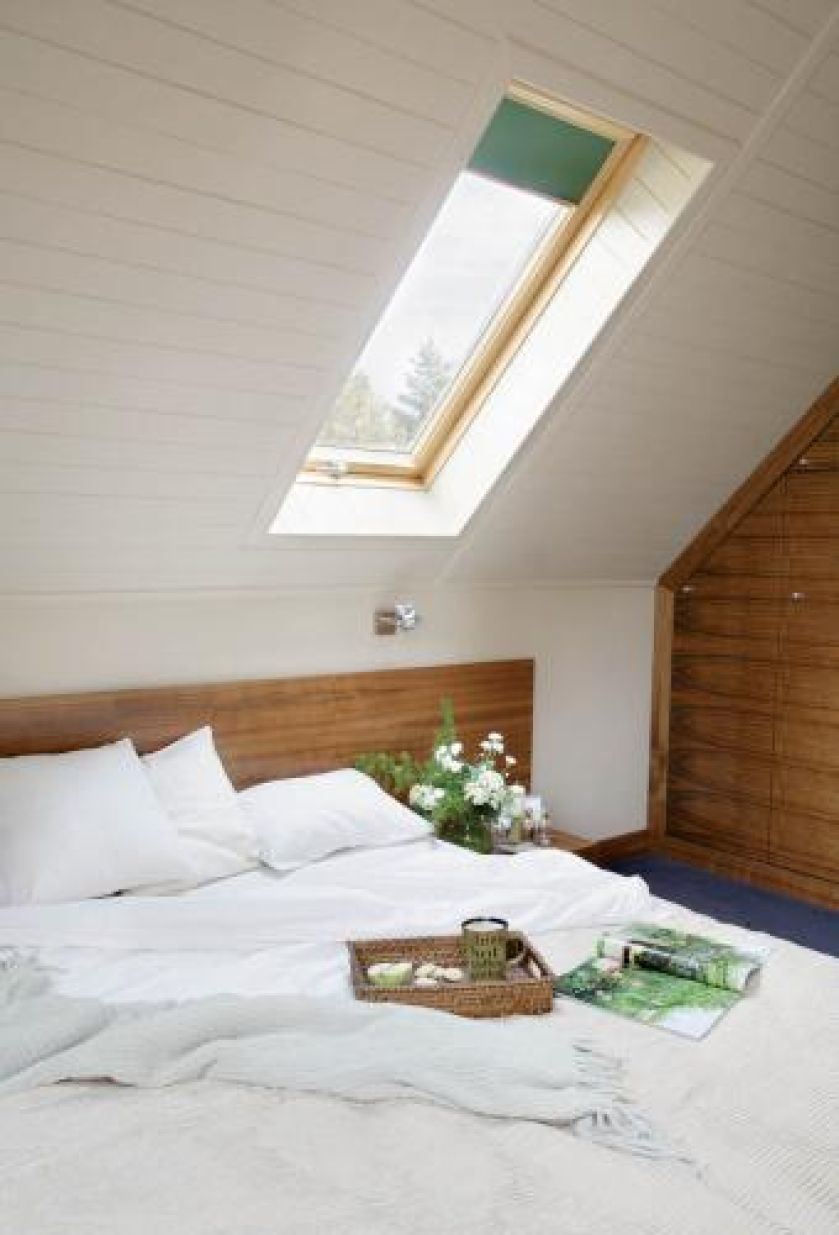 Duże łóżko w jasnej sypialni. Poddasze w angielskim nastroju