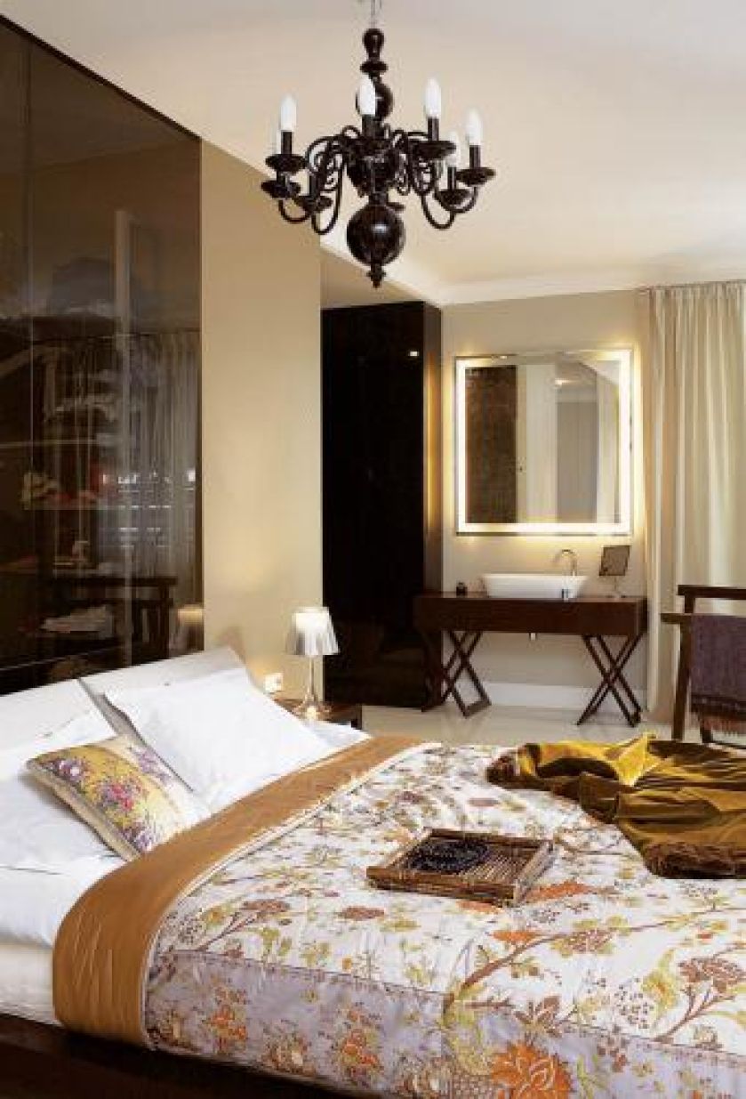 Haftowana kapa włoskiej marki Etro i stolik pod umywalkę z Armani Casa. Markowo, ale dla radości życia, a nie