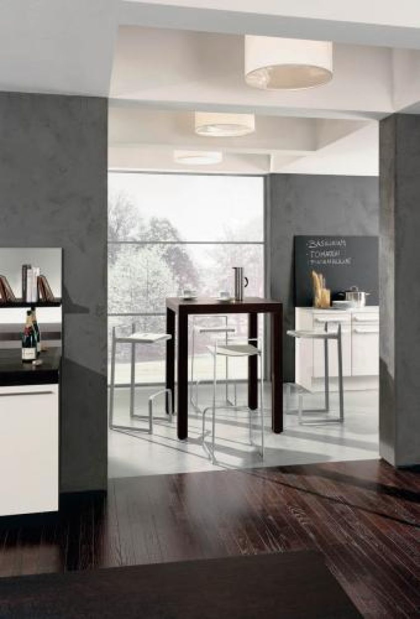 Hit ostatnich miesięcy - nieproporcjonalnie wysoki stolik. Do tego krzesła hockery firmy Huelsta. ASYMETRIA STUDIO