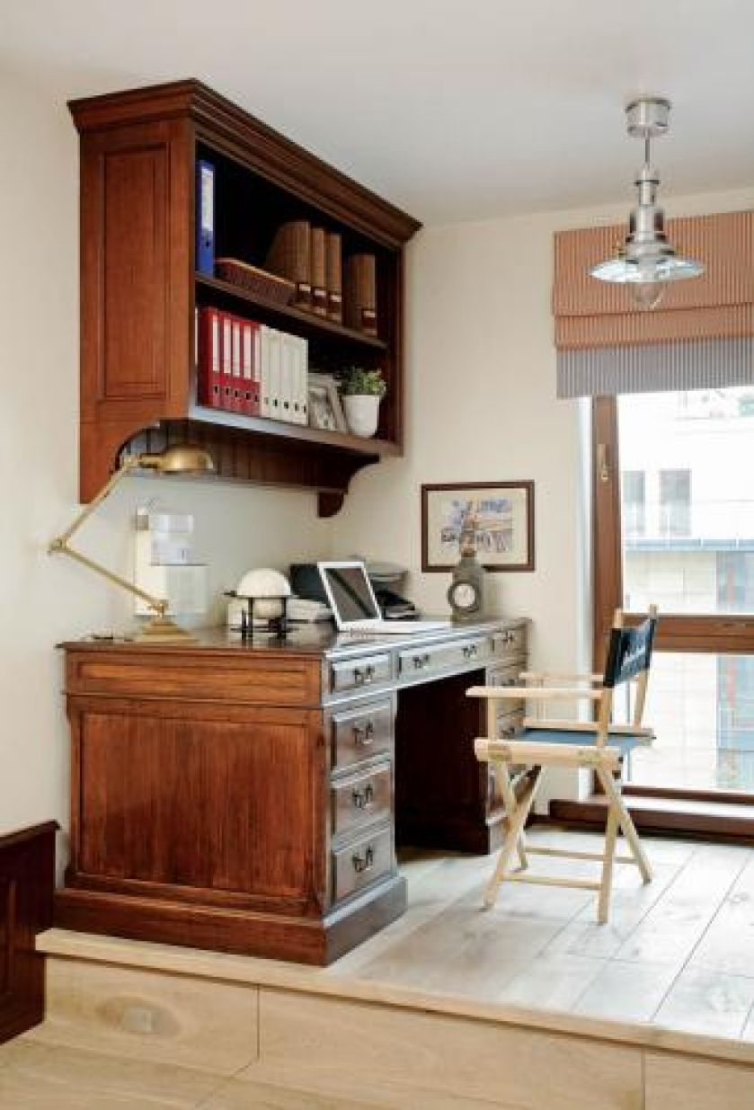 Minigabinet znajdujący się na podeście w sypialni.