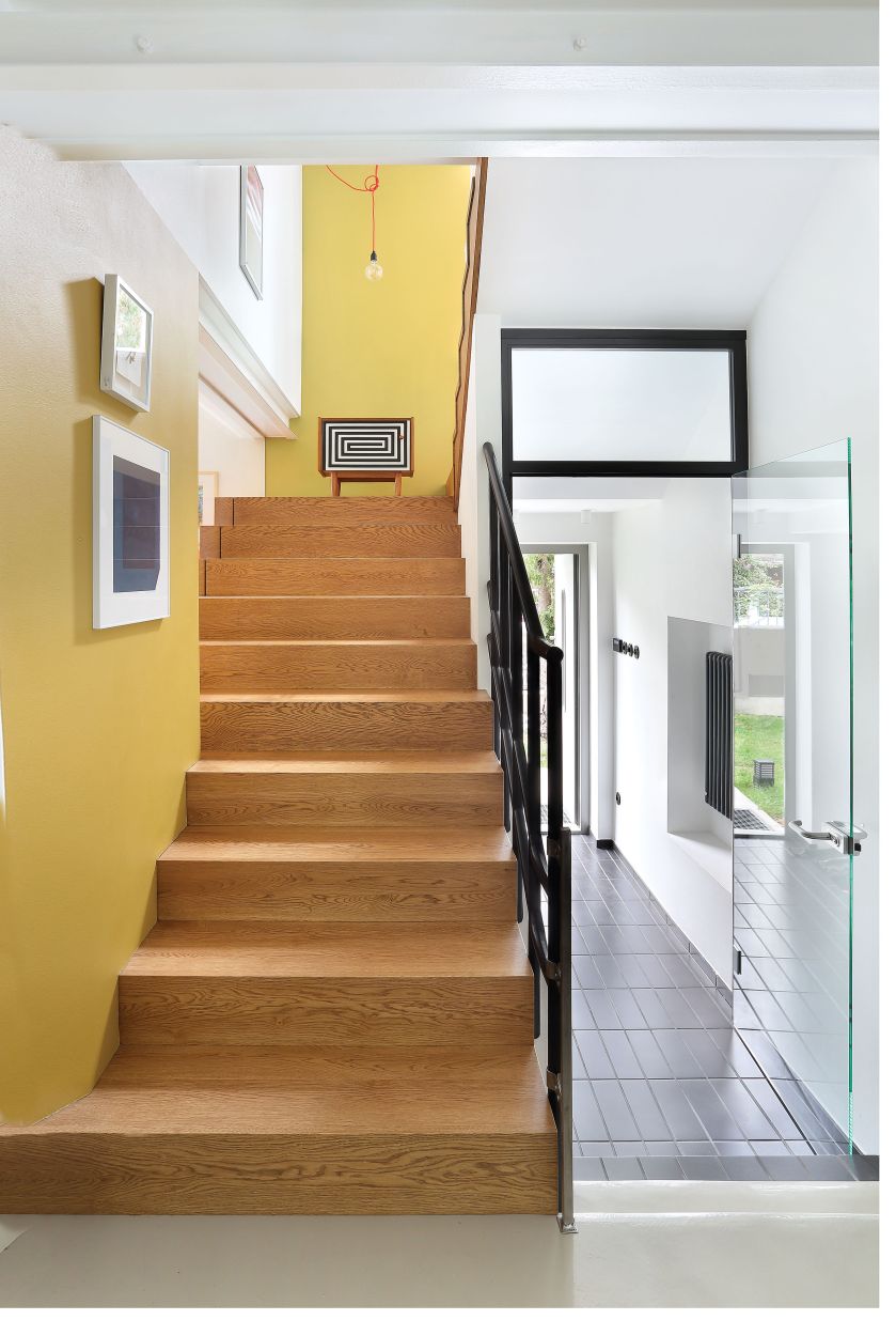 Przed remontem były tu dwa mieszkania, jedno na piętrze, drugie na parterze, i klatka schodowa z osobnymi wejściami.