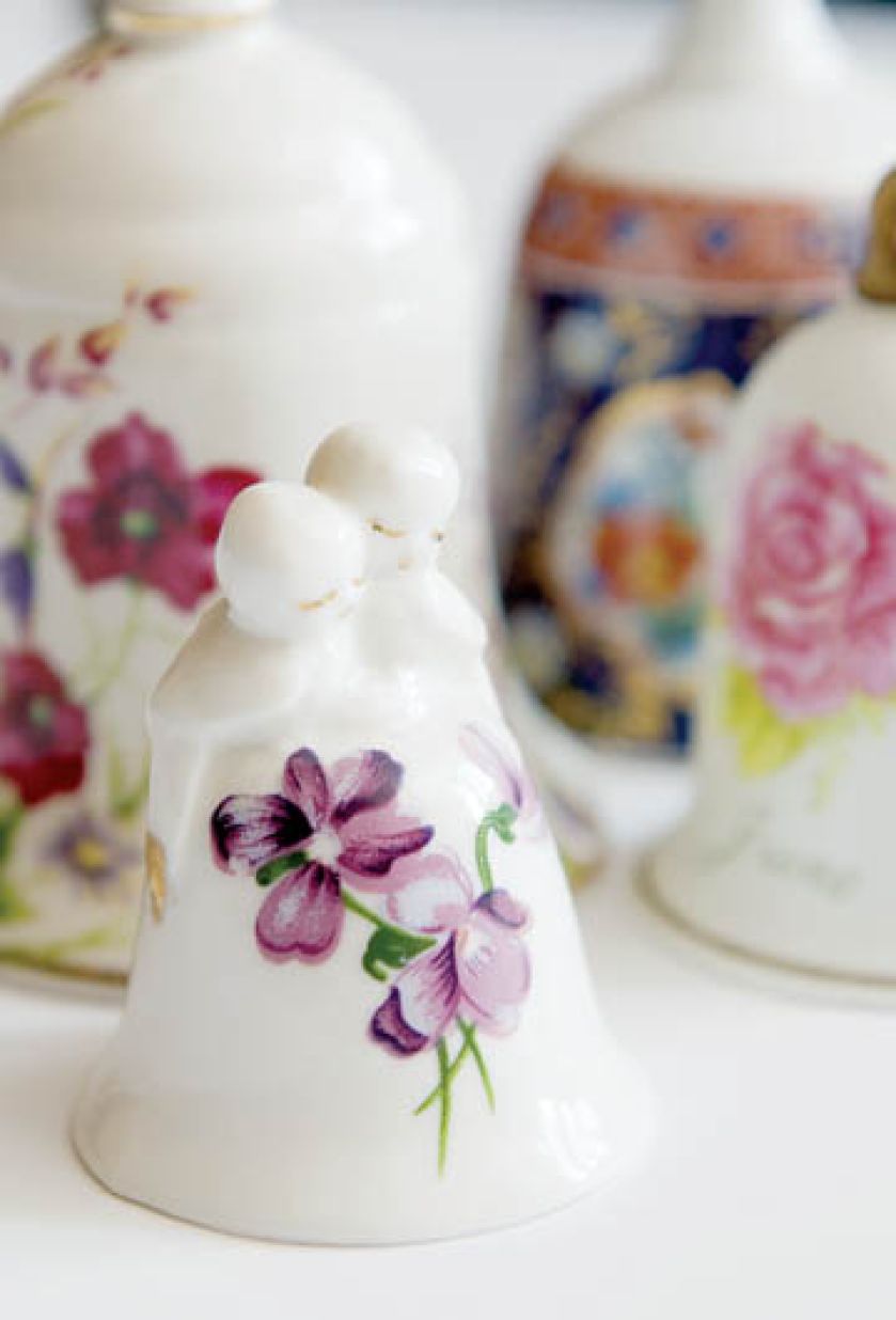 Angielski, porcelanowy. Dzwonek z kolekcji Marii Przasnyskiej