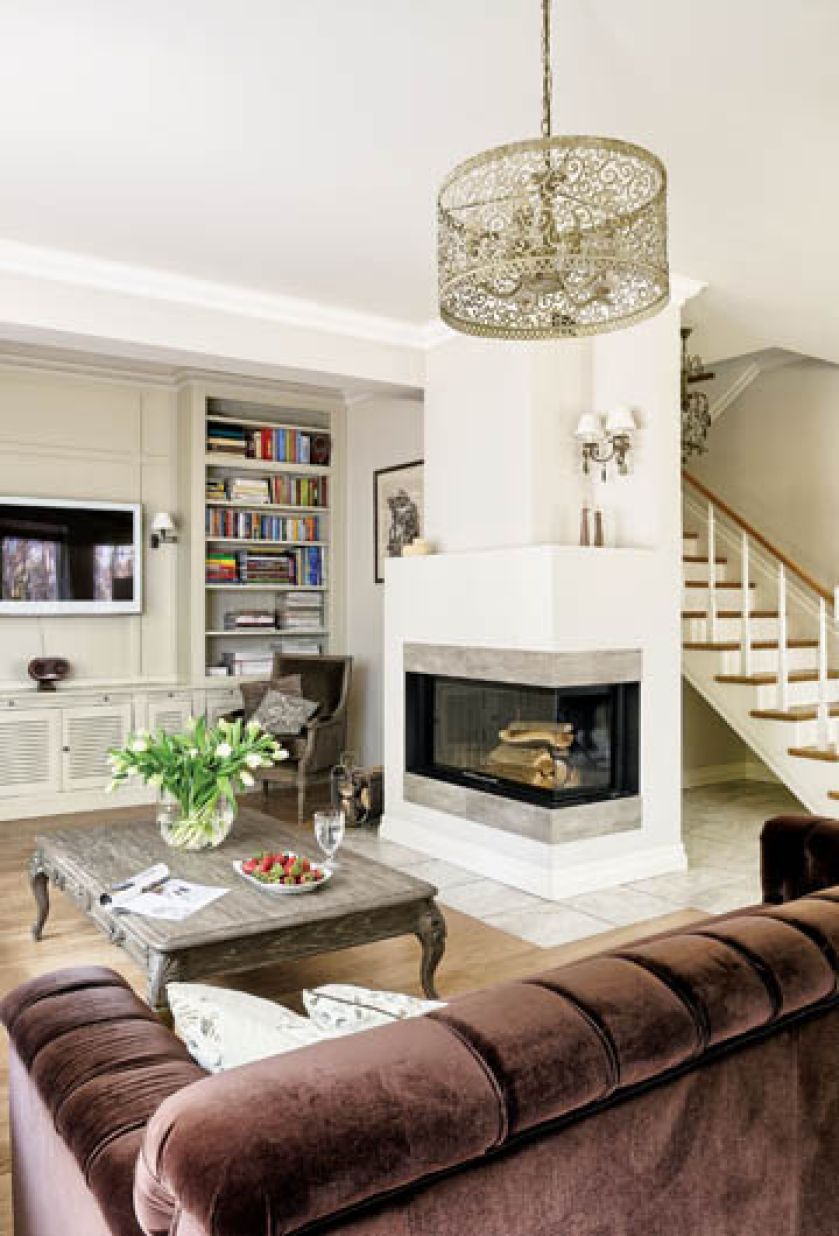 Klasyka, ale gładka, wyczyszczona ze zdobień, detali. Bez tralek, rzeźbień, pilastrów.