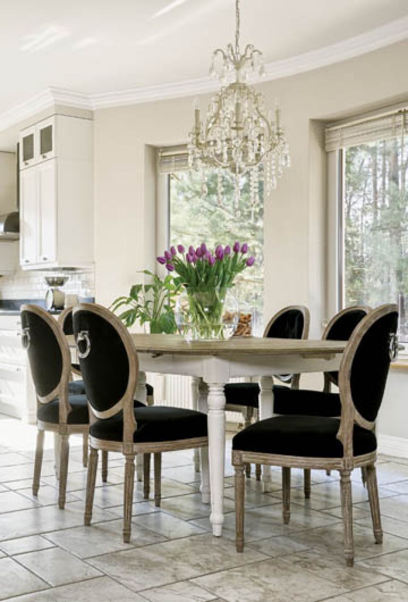 Meble tradycyjne, nowoczesne i starocie z targu na Kole.