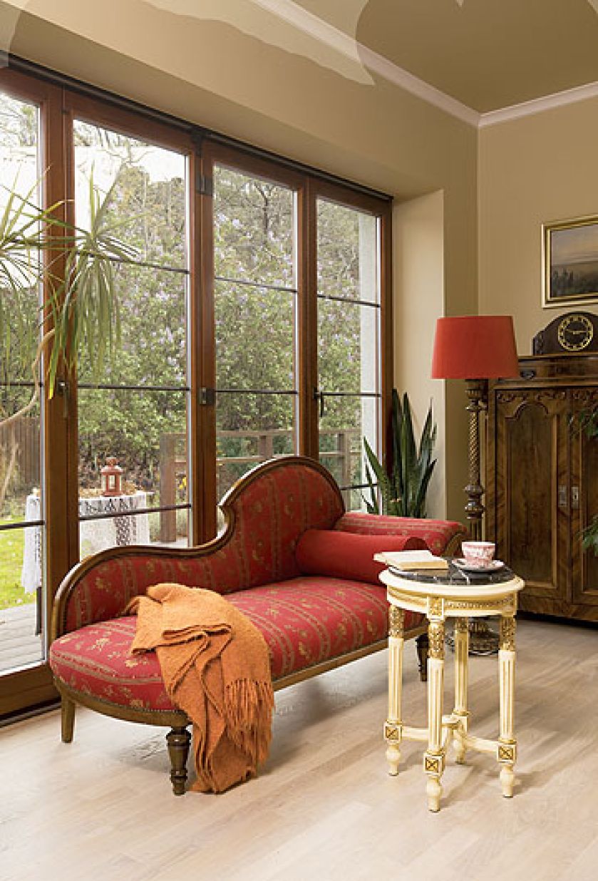 Mnóstwo antyków odziedziczyli po rodzicach: serwantkę, stalową szafkę z przepastnymi szufladami, dębowy stół, przy którym