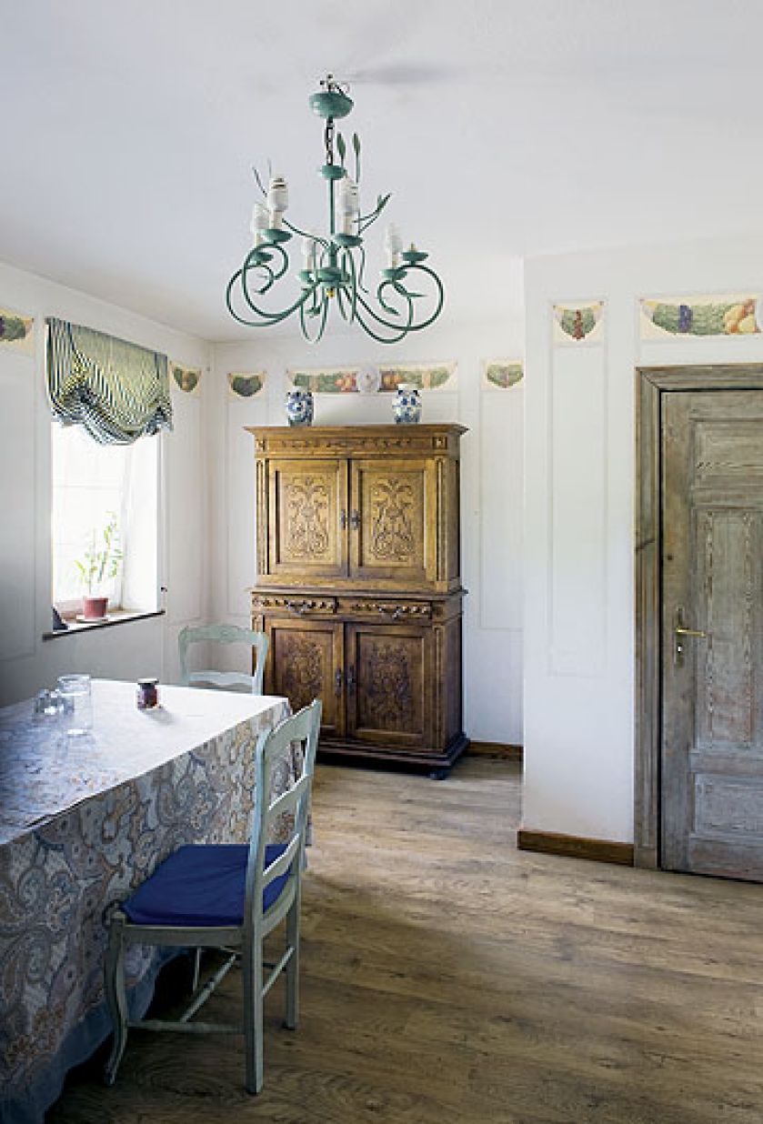 Odbudowany spichlerz historyka sztuki i projektanta wnętrz. Dom wyrasta wprost z krajobrazu, jest jego częścią.