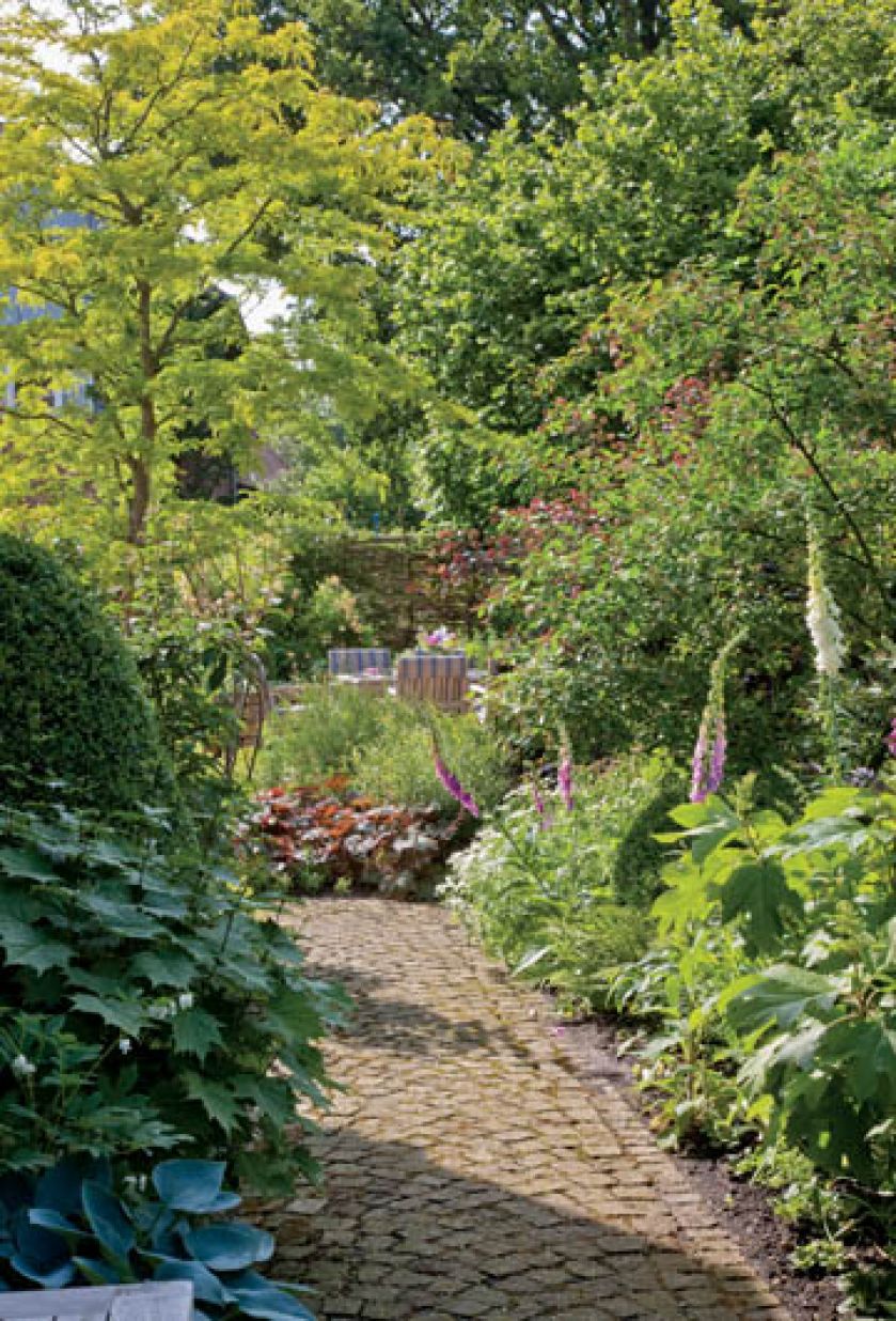 Przeważające w ogrodzie odcienie żółci i zieleni wprowadzają słoneczną, wakacyjną atmosferę.
