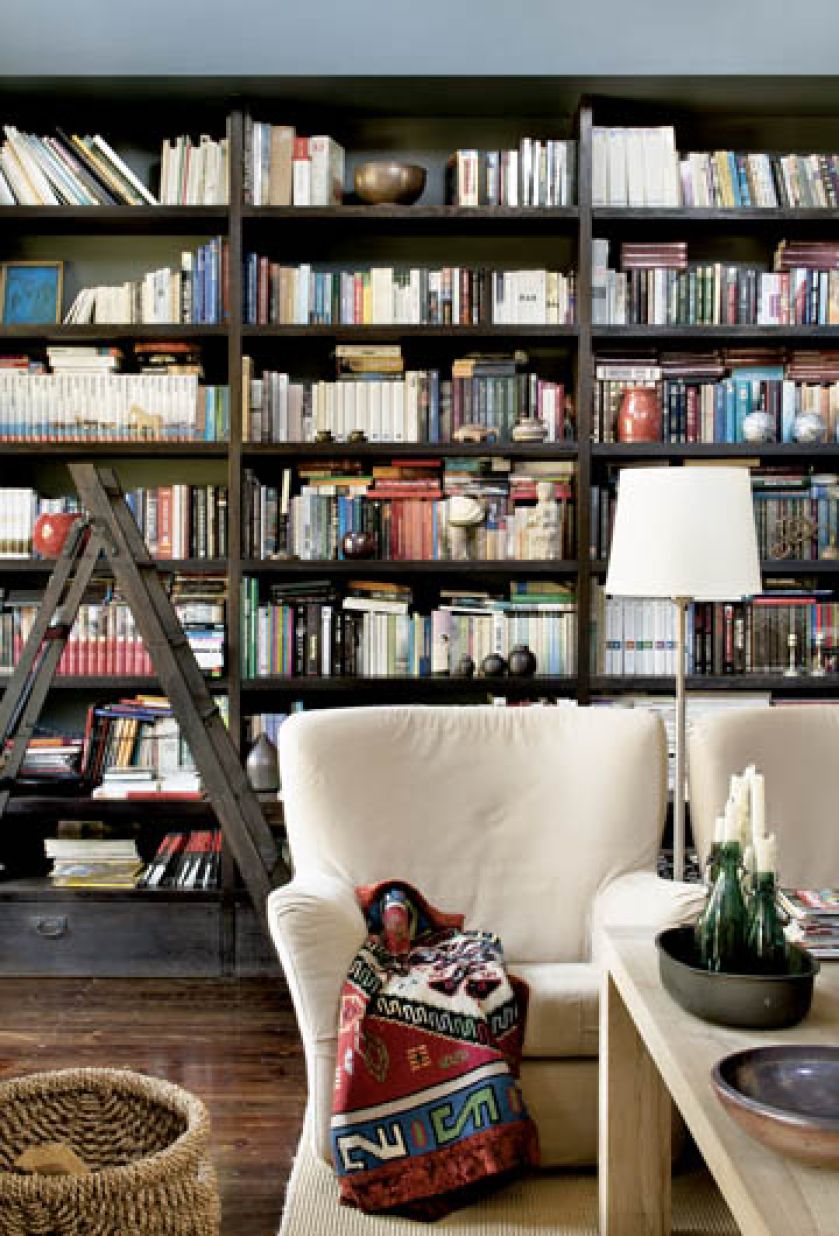 Regały na książki wyglądają na starsze, niż jest w rzeczywistości.