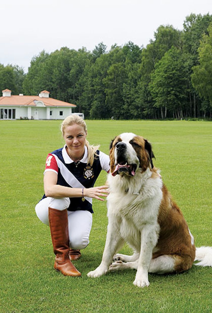 Salon klubowy miłośników gry w polo.