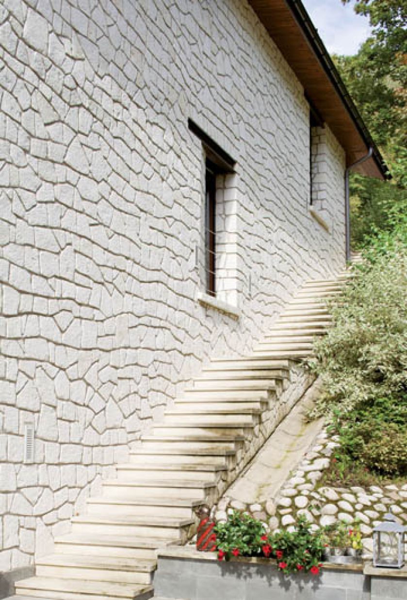 Schody przyczepione do ścian to pomysł podpatrzony w Kazimierzu.